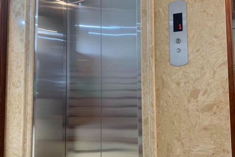 Thang máy 2 cửa là gì? Giải pháp tối ưu cho nhà phố hiện đại